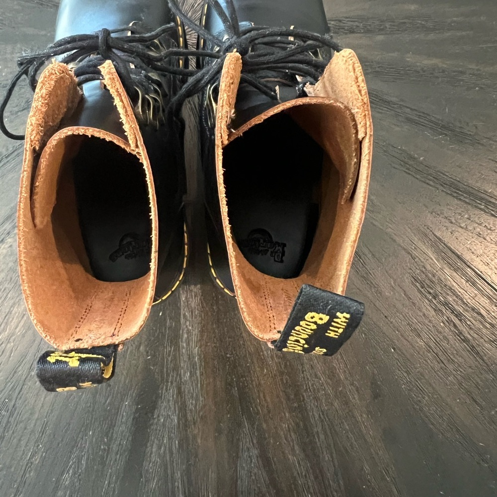 Dr. Martens Leona Boot- Size 9 - Picture 6 of 6